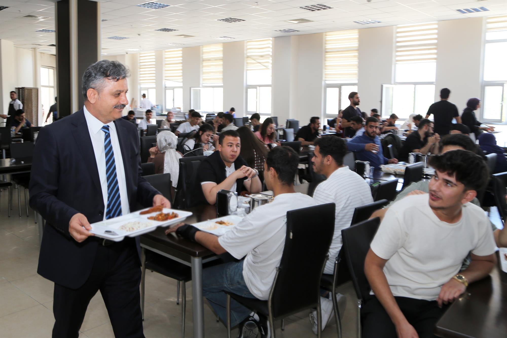 Rektörümüz Prof. Dr. Nihat Şındak Öğle Yemeğinde Öğrencilerimizle Buluştu